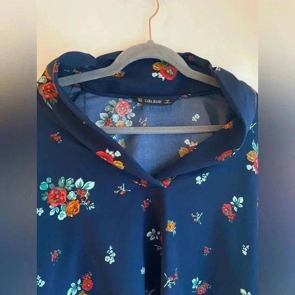 ZARA Floral Navy Blouse Cowl V Neck Long Sleeve Top Sheer Lightweight Women’s M - Picture 4 of 6